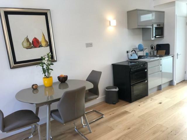 Апартаменты The Coach House 75 Epsom Road Гильдфорд Экстерьер фото