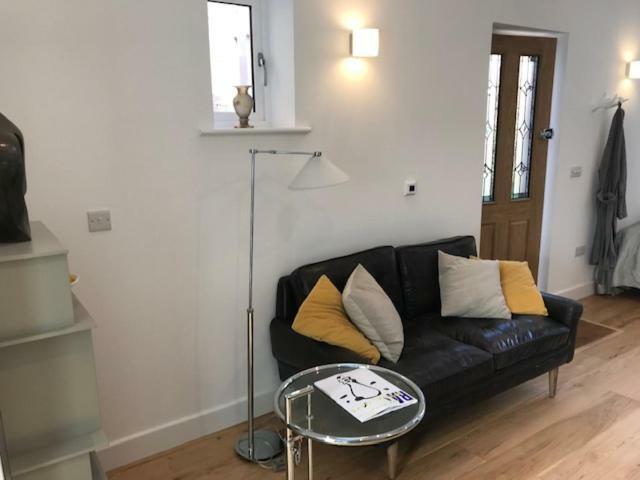 Апартаменты The Coach House 75 Epsom Road Гильдфорд Экстерьер фото